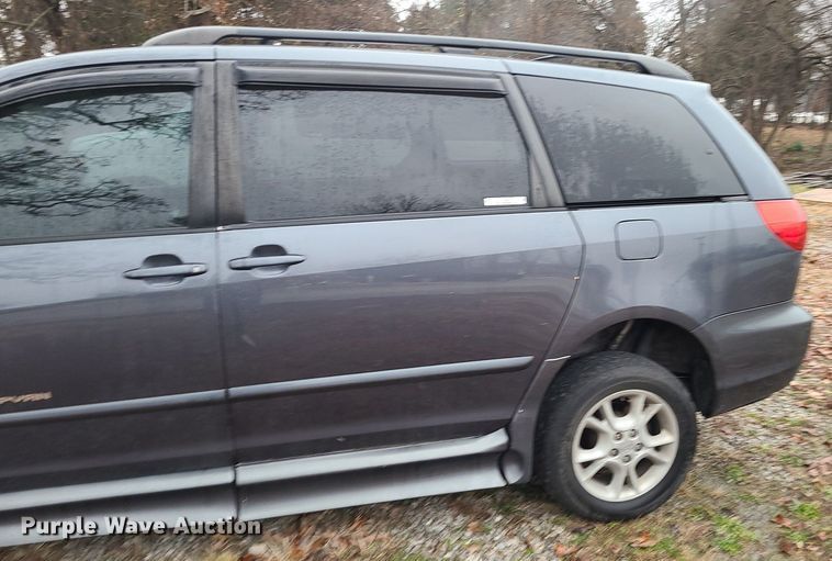 image for item LJ9443 2006 Toyota Sienna  handicap accessible van