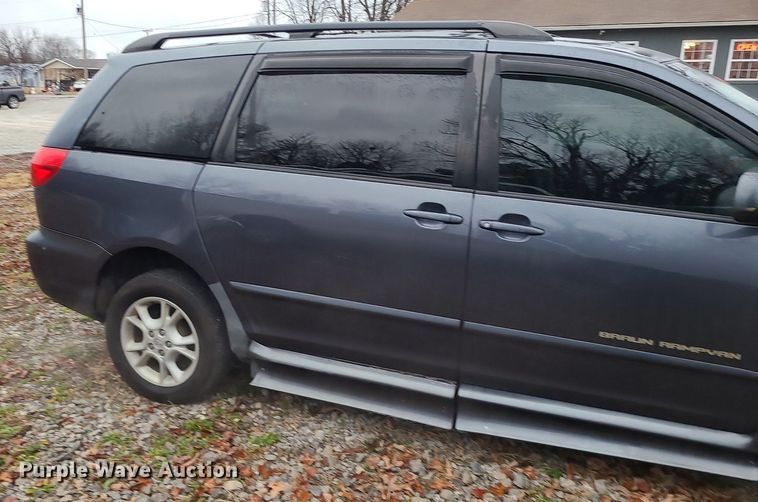 image for item LJ9443 2006 Toyota Sienna  handicap accessible van