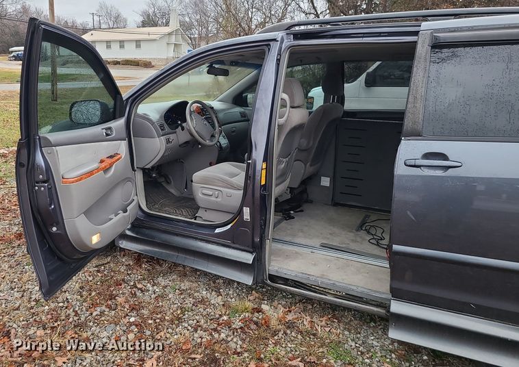 image for item LJ9443 2006 Toyota Sienna  handicap accessible van