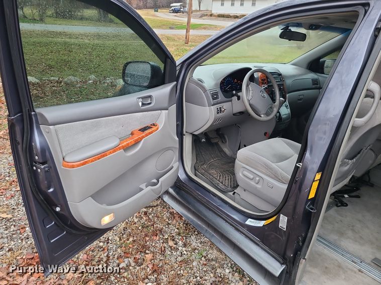 image for item LJ9443 2006 Toyota Sienna  handicap accessible van
