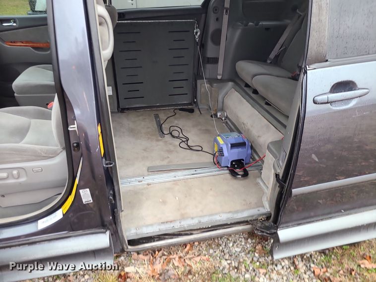 image for item LJ9443 2006 Toyota Sienna  handicap accessible van
