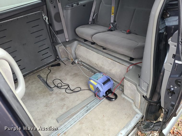 image for item LJ9443 2006 Toyota Sienna  handicap accessible van