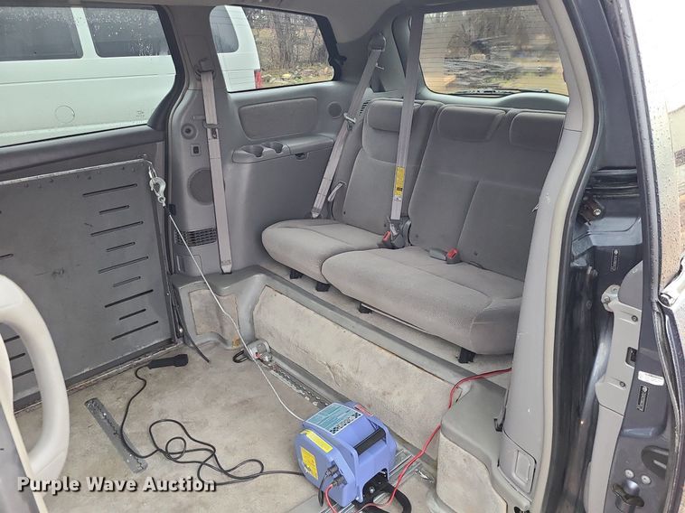 image for item LJ9443 2006 Toyota Sienna  handicap accessible van