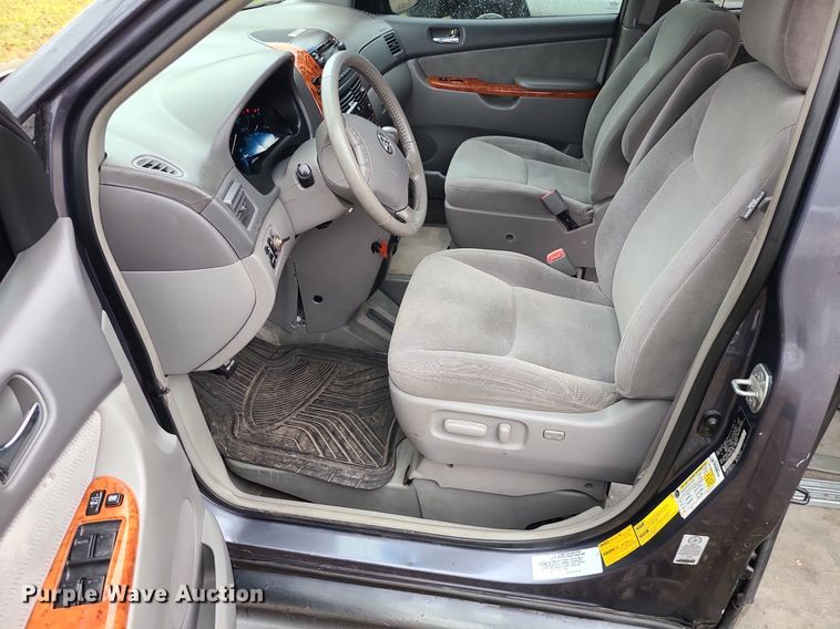 image for item LJ9443 2006 Toyota Sienna  handicap accessible van