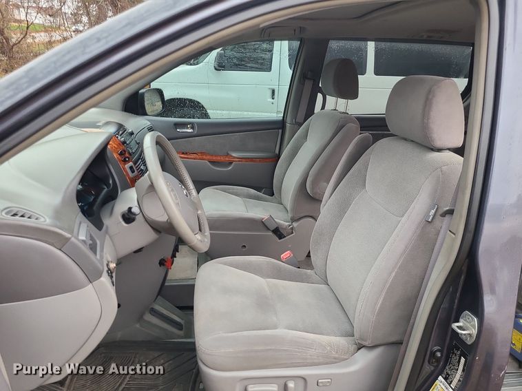 image for item LJ9443 2006 Toyota Sienna  handicap accessible van