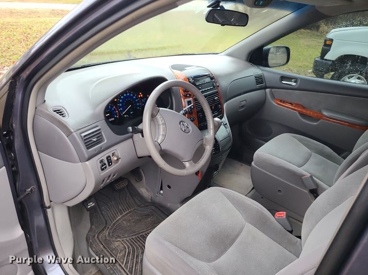 image for item LJ9443 2006 Toyota Sienna  handicap accessible van