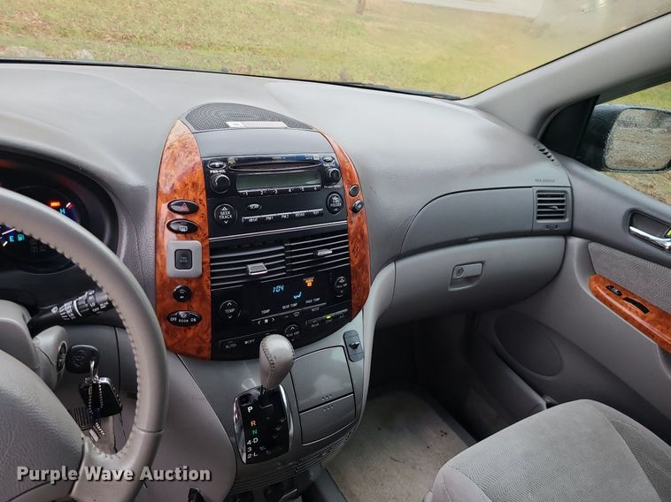 image for item LJ9443 2006 Toyota Sienna  handicap accessible van