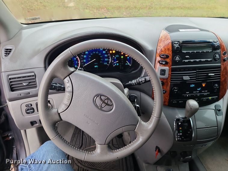 image for item LJ9443 2006 Toyota Sienna  handicap accessible van