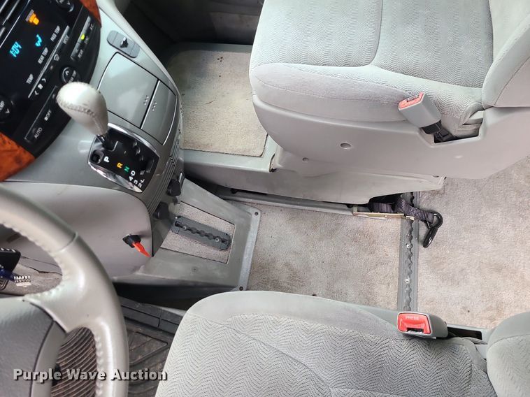 image for item LJ9443 2006 Toyota Sienna  handicap accessible van
