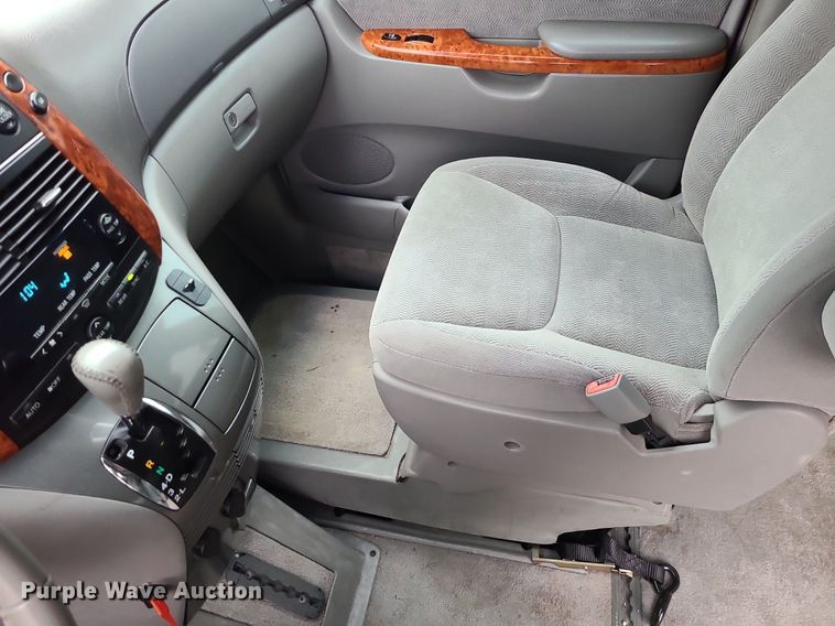 image for item LJ9443 2006 Toyota Sienna  handicap accessible van