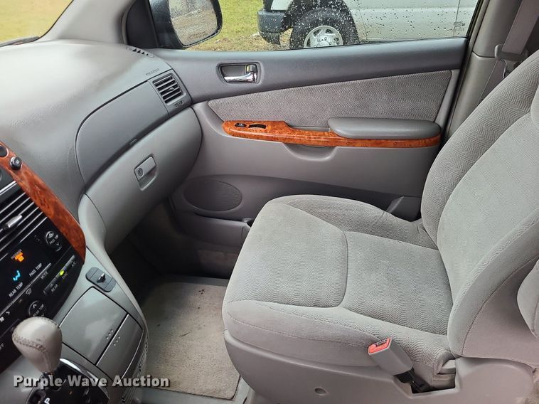 image for item LJ9443 2006 Toyota Sienna  handicap accessible van