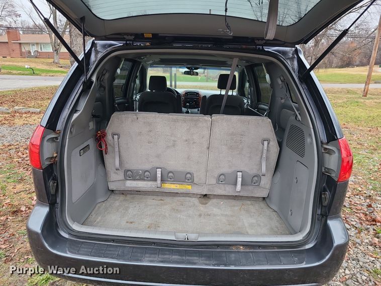 image for item LJ9443 2006 Toyota Sienna  handicap accessible van