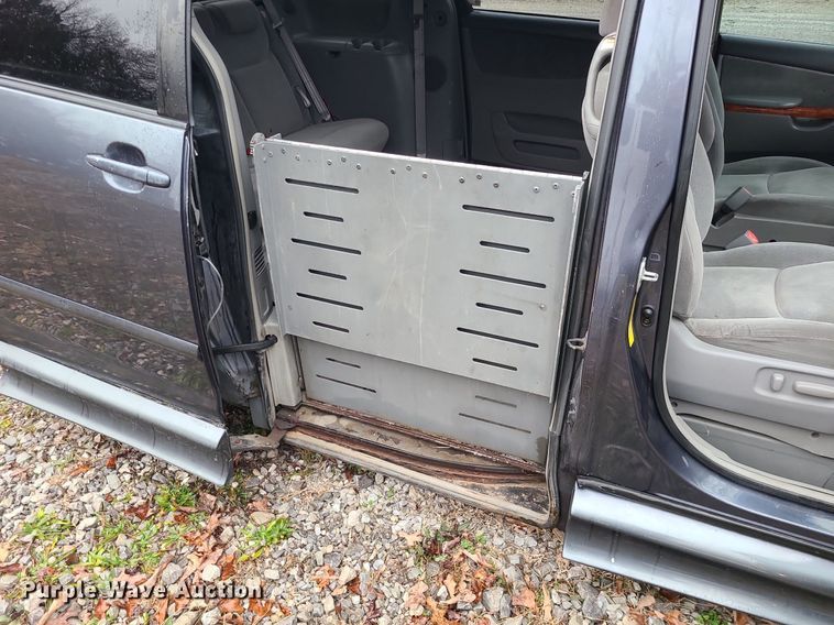 image for item LJ9443 2006 Toyota Sienna  handicap accessible van