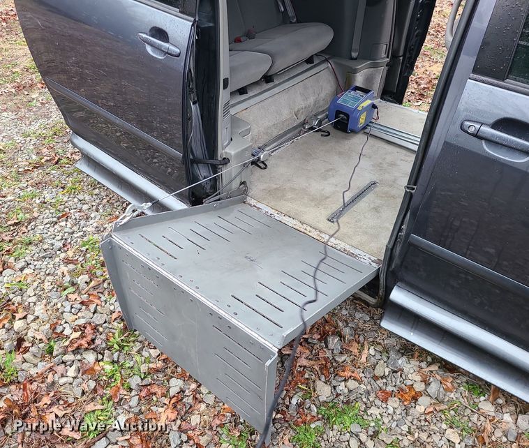 image for item LJ9443 2006 Toyota Sienna  handicap accessible van