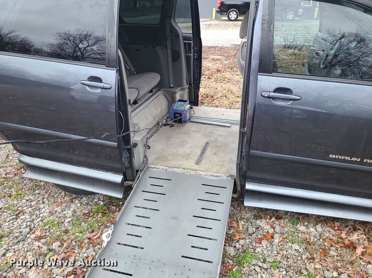 image for item LJ9443 2006 Toyota Sienna  handicap accessible van