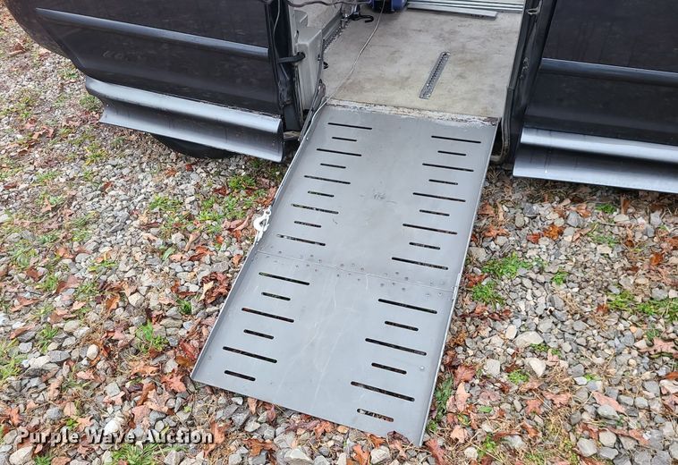 image for item LJ9443 2006 Toyota Sienna  handicap accessible van