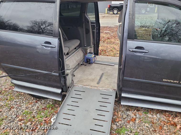 image for item LJ9443 2006 Toyota Sienna  handicap accessible van