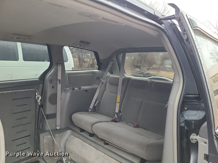 image for item LJ9443 2006 Toyota Sienna  handicap accessible van