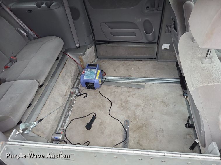 image for item LJ9443 2006 Toyota Sienna  handicap accessible van