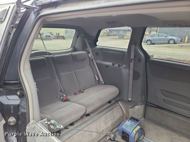 image for item LJ9443 2006 Toyota Sienna  handicap accessible van