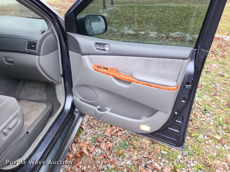 image for item LJ9443 2006 Toyota Sienna  handicap accessible van