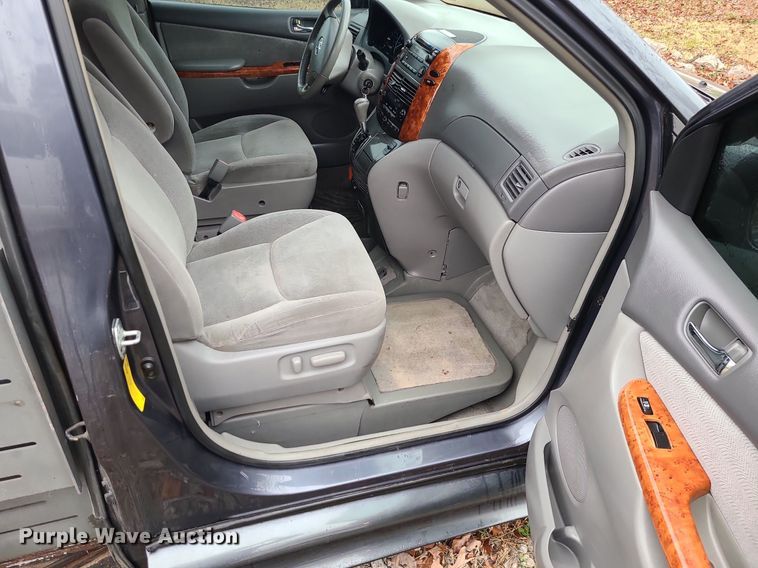 image for item LJ9443 2006 Toyota Sienna  handicap accessible van