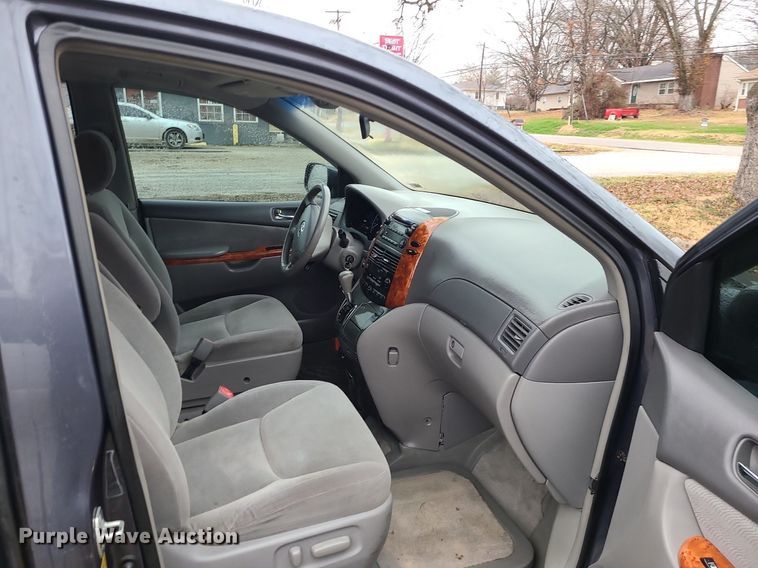 image for item LJ9443 2006 Toyota Sienna  handicap accessible van