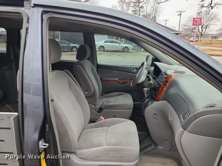 image for item LJ9443 2006 Toyota Sienna  handicap accessible van