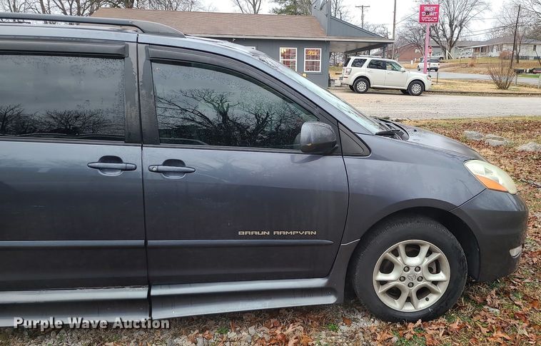 image for item LJ9443 2006 Toyota Sienna  handicap accessible van
