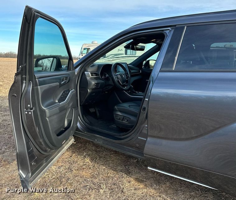 image for item LK9706 2022 Toyota Highlander  SUV