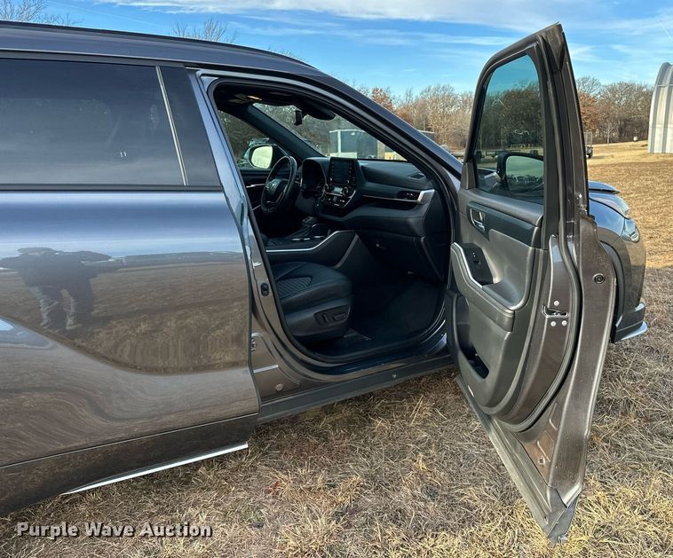 image for item LK9706 2022 Toyota Highlander  SUV