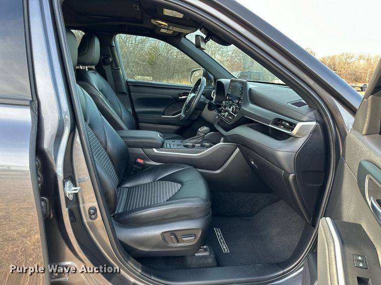 image for item LK9706 2022 Toyota Highlander  SUV