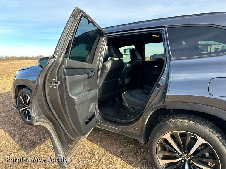 image for item LK9706 2022 Toyota Highlander  SUV