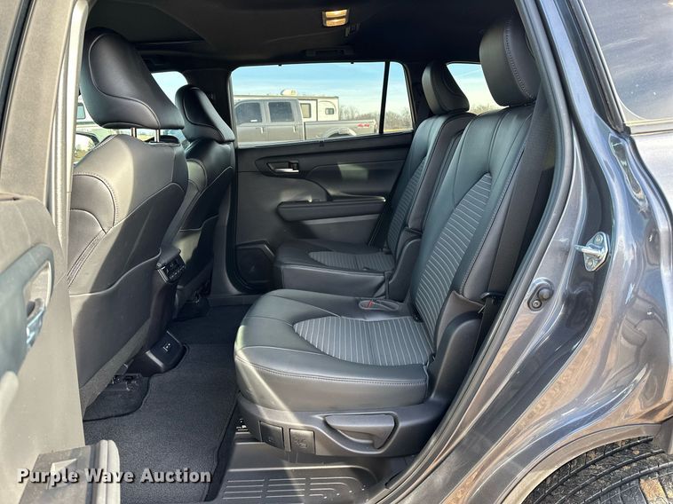 image for item LK9706 2022 Toyota Highlander  SUV