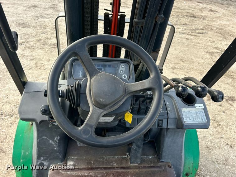 image for item MO9131 2014 Mitsubishi FG30N  forklift