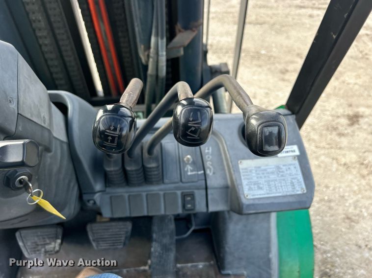 image for item MO9131 2014 Mitsubishi FG30N  forklift