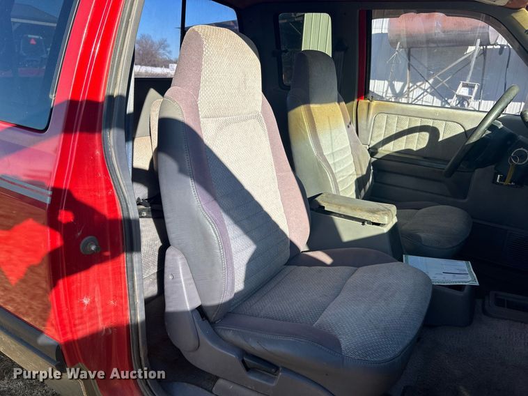 image for item NB9285 1995 Dodge Dakota  Club Cab pickup truck