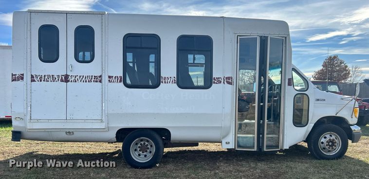 image for item NB9298 1998 Ford E350  shuttle bus