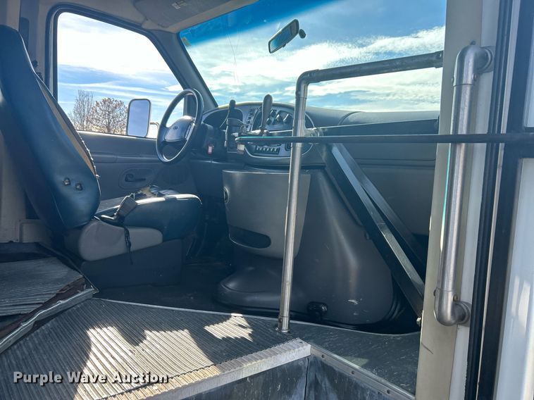 image for item NB9298 1998 Ford E350  shuttle bus