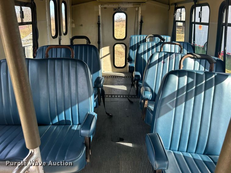 image for item NB9298 1998 Ford E350  shuttle bus