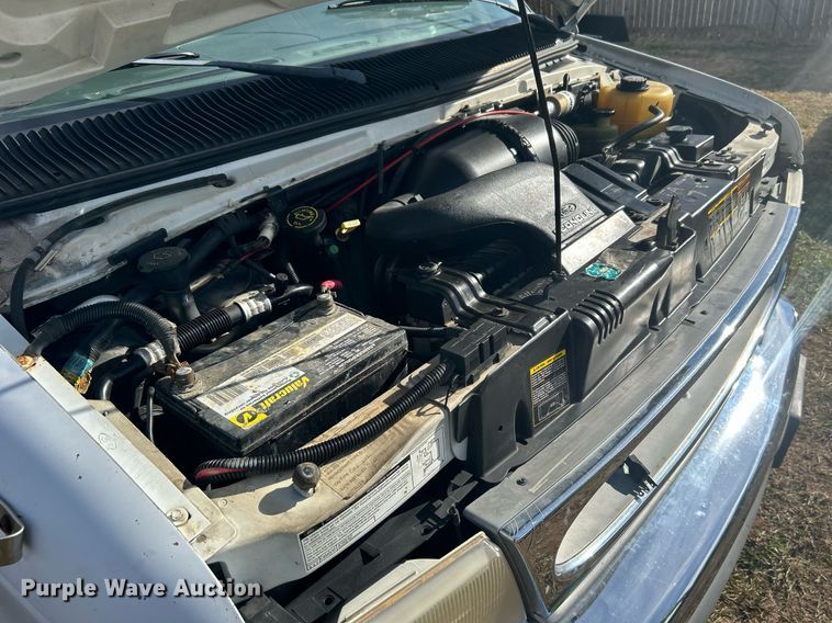 image for item NB9298 1998 Ford E350  shuttle bus