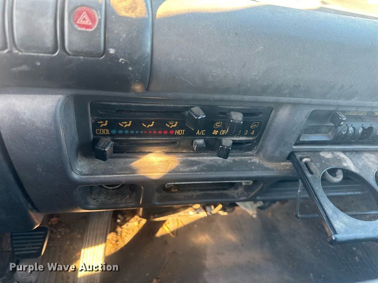 image for item NL9343 1999 Chevrolet W3500  box truck