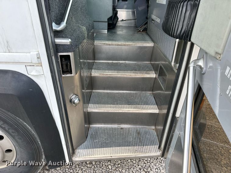 image for item NS9133 1998 MCI 102-DL3  coach bus