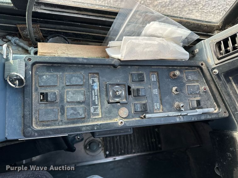 image for item NS9133 1998 MCI 102-DL3  coach bus