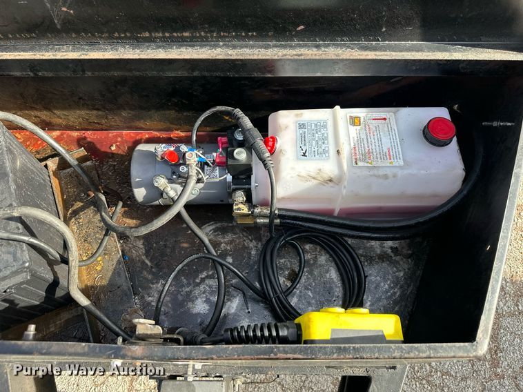 image for item OF9208 2004 L&L  dump trailer