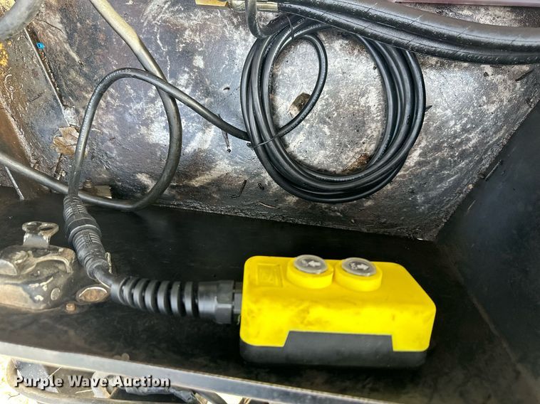 image for item OF9208 2004 L&L  dump trailer