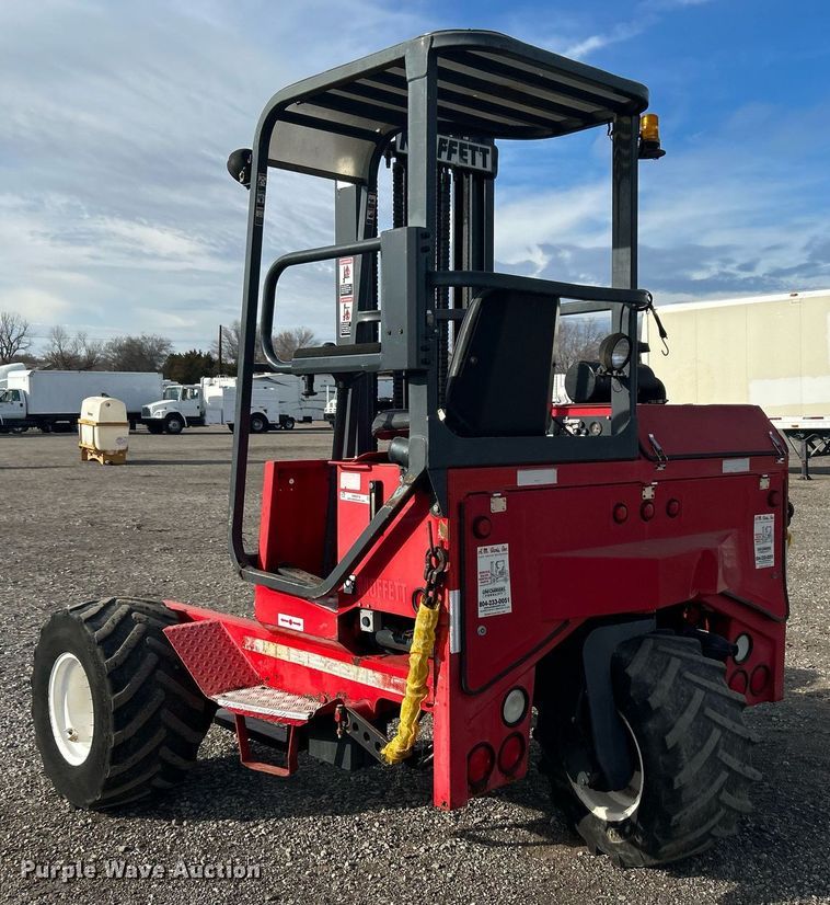 image for item OM9219 2002 Moffett M5500  forklift