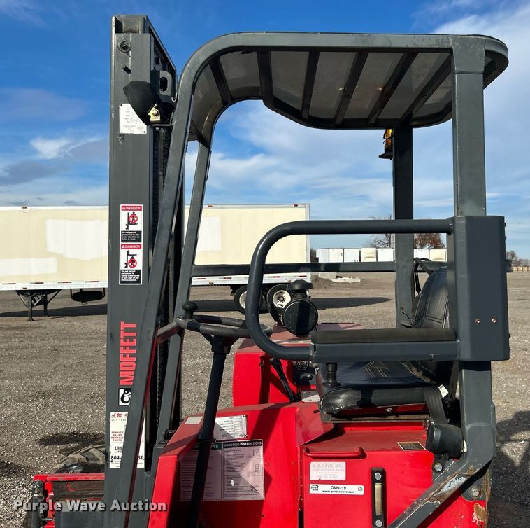 image for item OM9219 2002 Moffett M5500  forklift