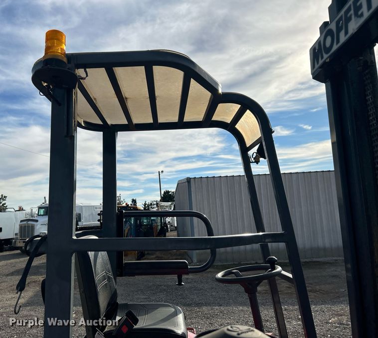 image for item OM9219 2002 Moffett M5500  forklift