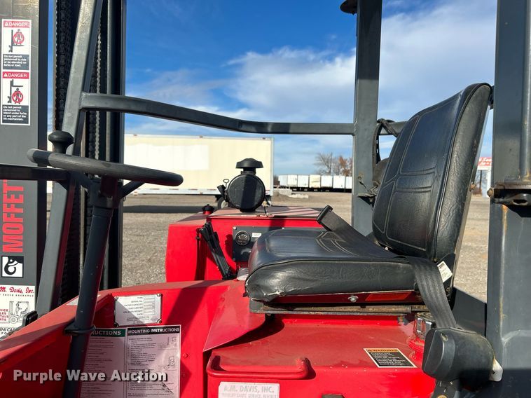 image for item OM9219 2002 Moffett M5500  forklift